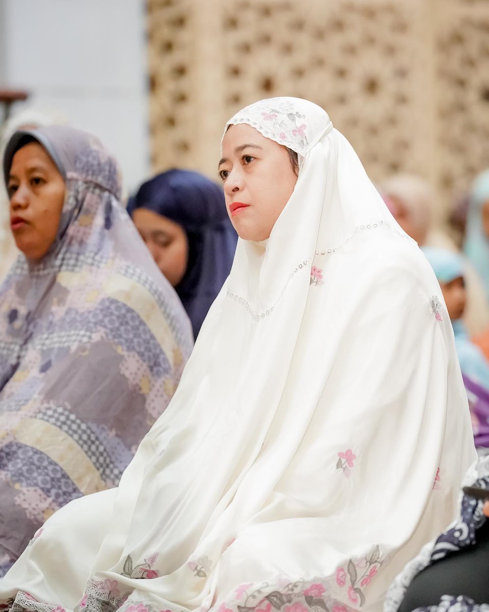 puanmaharani_ri's tweet photo. Menunaikan shalat Idul Fitri di Masjid At-Taufiq, Lenteng Agung, Jakarta… 😇

Selamat merayakan fitrah Idul Fitri, insya Allah berkah kemenangan ini menjadi awal kemenangan hakiki yang menyertai kita semua… 🙏🏼🙏🏼

Aamiin Yaa Rabbal Alamin…

#puanmaharani https://t.co/NVSGGb0y87