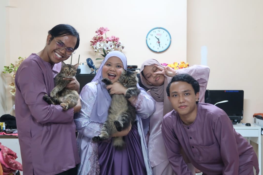 Fyzaghani0323's tweet photo. Selamat Hari Raya from the 6+2 of us.. https://t.co/DkcEsR3x5E