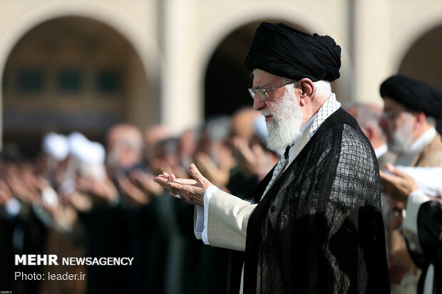 Hatefna's tweet image. فرامتنِ فرمایشات امروز رهبری در نماز عید سعید فطر:
"برای حفظ اتحاد و #وحدت_کلمه، زین پس محجّبه ها و غیرمحجّبه ها به طور مسالمت آمیز در کنار هم زندگی کنند."