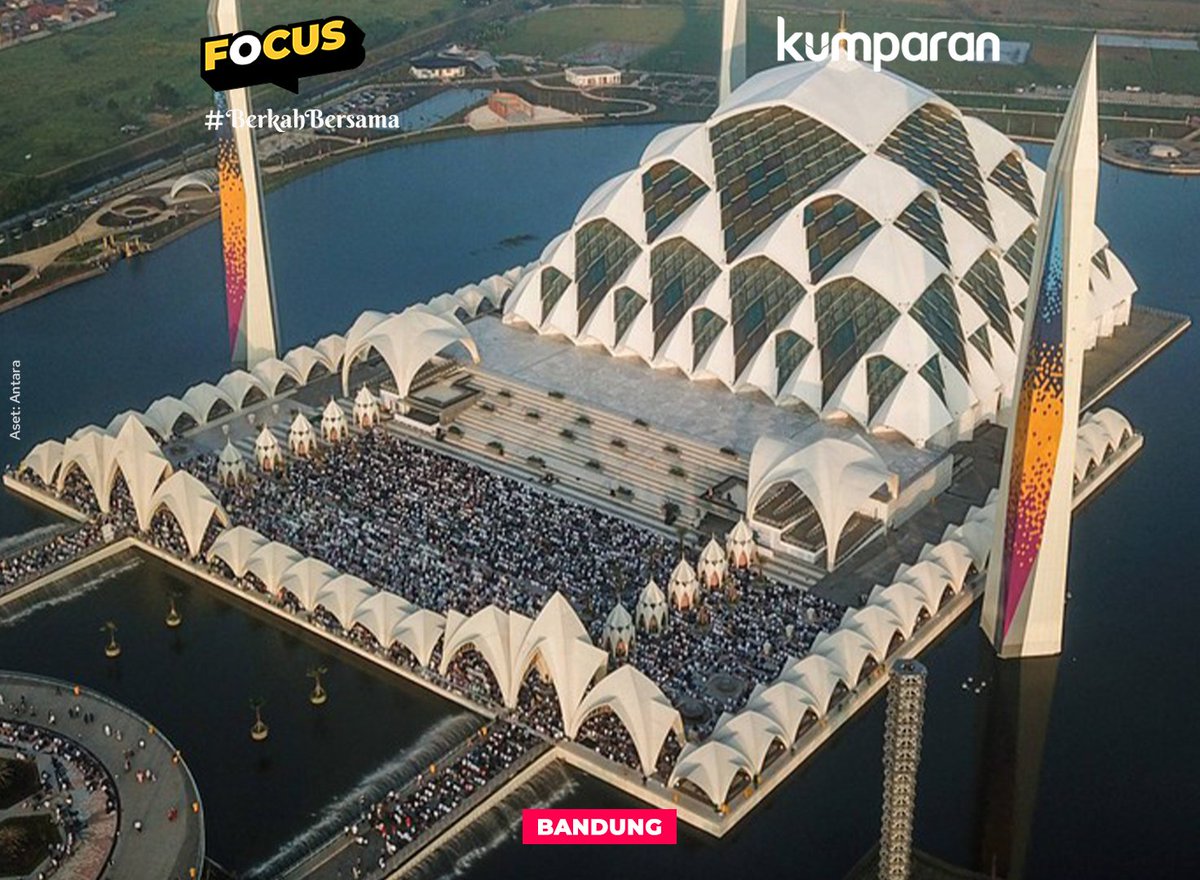 kumparan's tweet photo. Umat muslim di berbagai daerah di Indonesia melaksanakan Salat Idul Fitri 1444 H, Pada Sabtu (22/4). #focus #lebaran #news #postr https://t.co/cZJ1Hw7UW1 https://t.co/Vg3goAXiVs