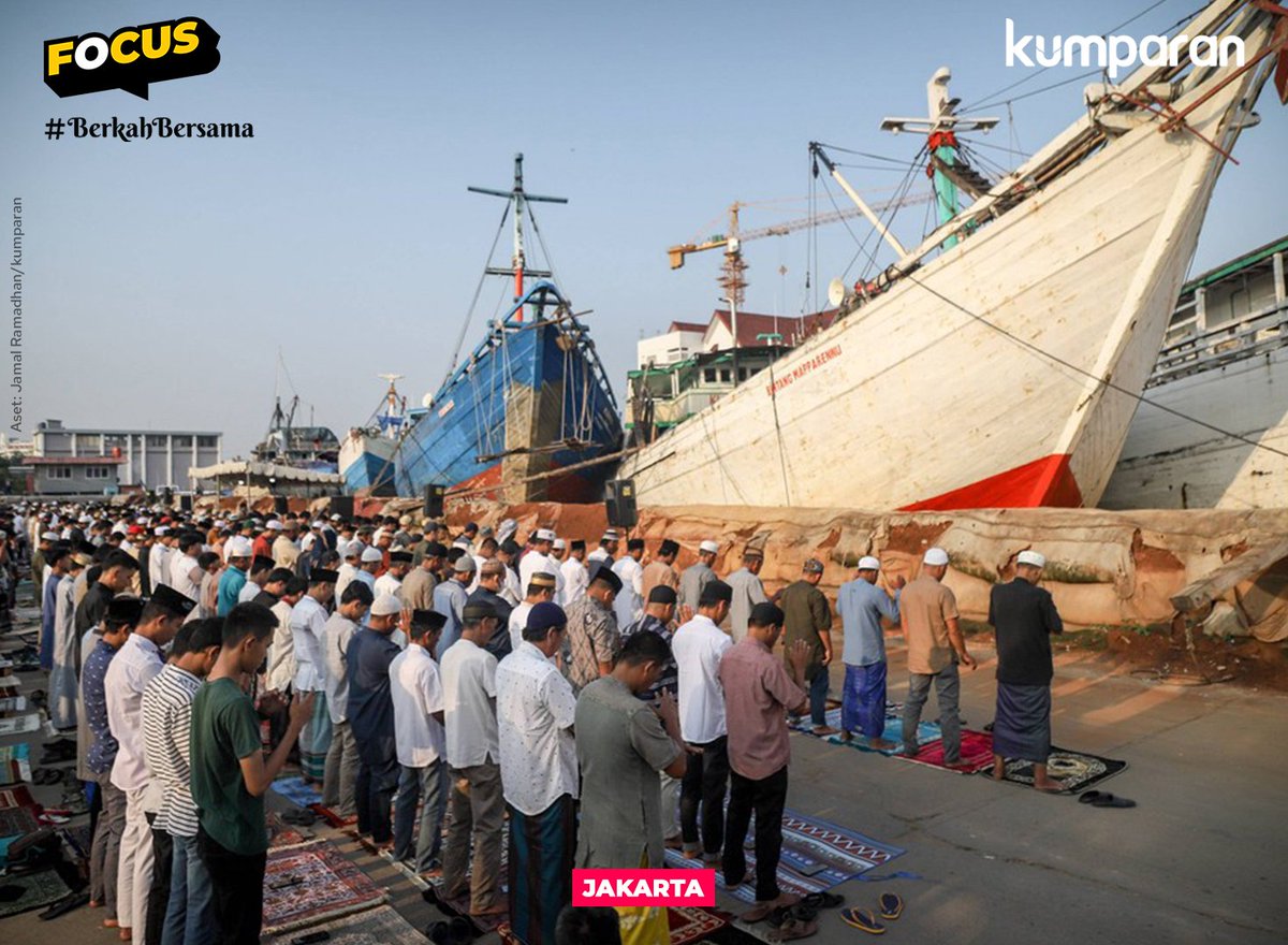 kumparan's tweet photo. Umat muslim di berbagai daerah di Indonesia melaksanakan Salat Idul Fitri 1444 H, Pada Sabtu (22/4). #focus #lebaran #news #postr https://t.co/cZJ1Hw7UW1 https://t.co/Vg3goAXiVs