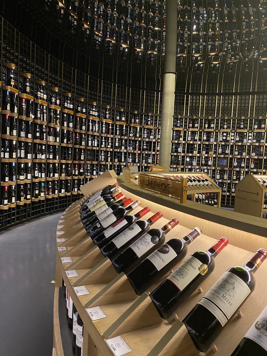 La Cité du Vin, inaugurata a Bordeaux nel 2016, si estende su 13.350 m² su 10 livelli tra la base e la torre.
La rotondità della forma esterna come un decanter. #vin #bordeaux #wine