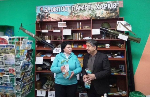 hobd21's tweet photo. Експозиція музею «Блокпост пам'ять. Харків»  – традиційно у зоні уваги постійних і  нових читачів бібліотеки. Серед почесних відвідувачів були раді бачити   і Мурада Омарова, професора, проректора ХНУРЕ, керівника азербайджансько-українського товариства «Достлуг». https://t.co/FOV3BhPIVe