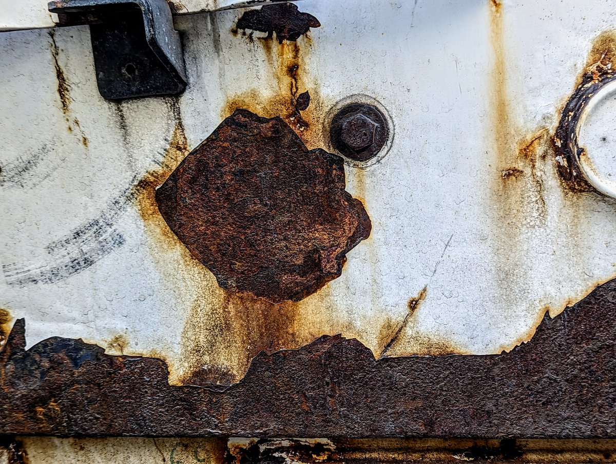 draslan_eth's tweet image. Hey Twitter!

Haven&apos;t been posting #rust lately. 
Because... I moved back to germany! 

But on my way to my new work I was able to spot some nice #rust ond a #freightcontainer. 

Love it!
Do you?

@Wadephotog 
@DaveyBellArt 

#rust #photography #peelingpaint