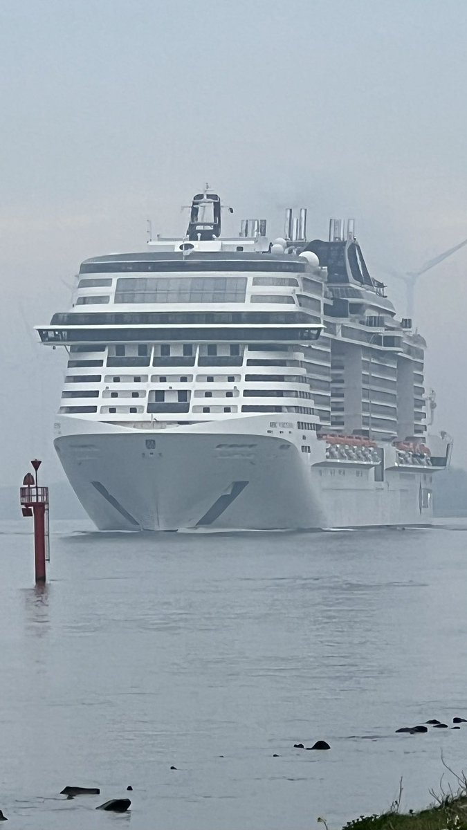 zomer60's tweet photo. Er gaat geen dag meer voorbij zonder cruiseschip richting Rotterdam #Maassluis #hetscheur https://t.co/OAIgCQ2QsY