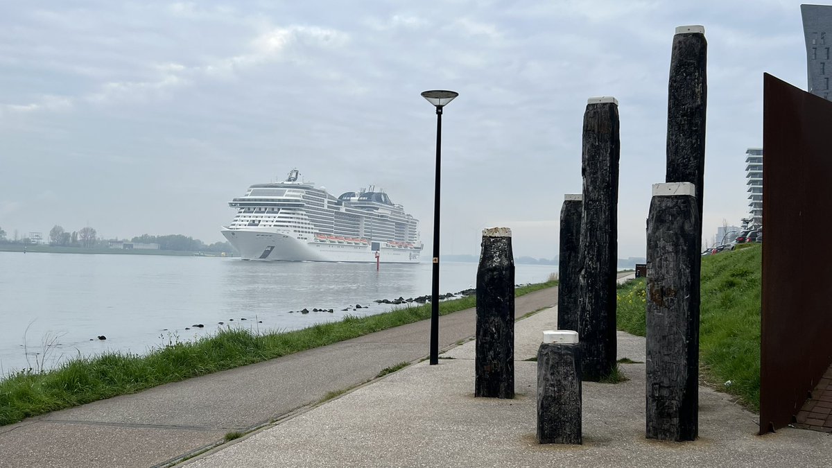 zomer60's tweet photo. Er gaat geen dag meer voorbij zonder cruiseschip richting Rotterdam #Maassluis #hetscheur https://t.co/OAIgCQ2QsY