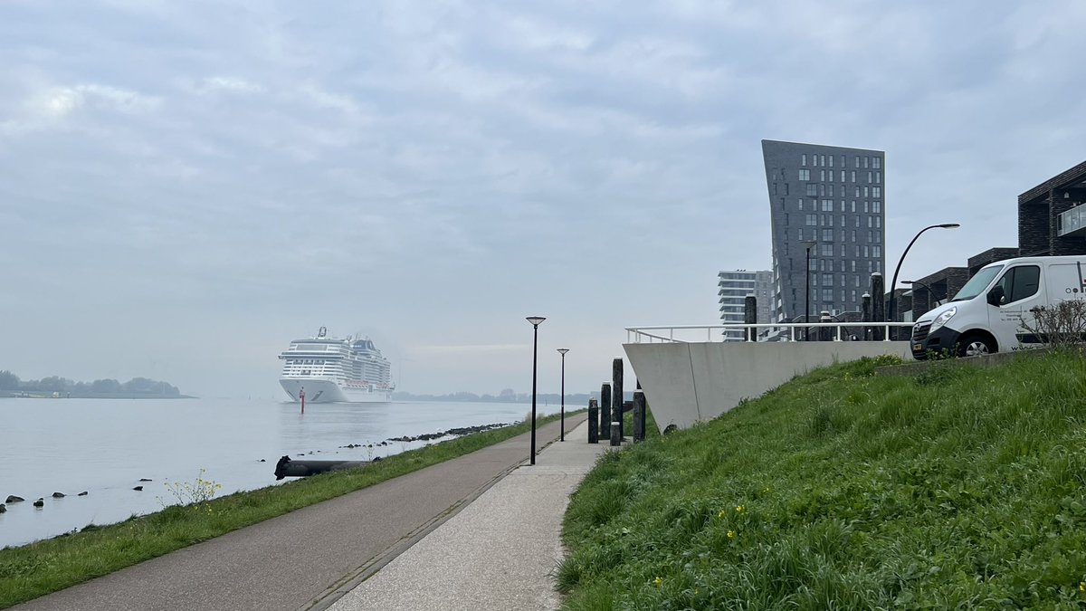 zomer60's tweet photo. Er gaat geen dag meer voorbij zonder cruiseschip richting Rotterdam #Maassluis #hetscheur https://t.co/OAIgCQ2QsY