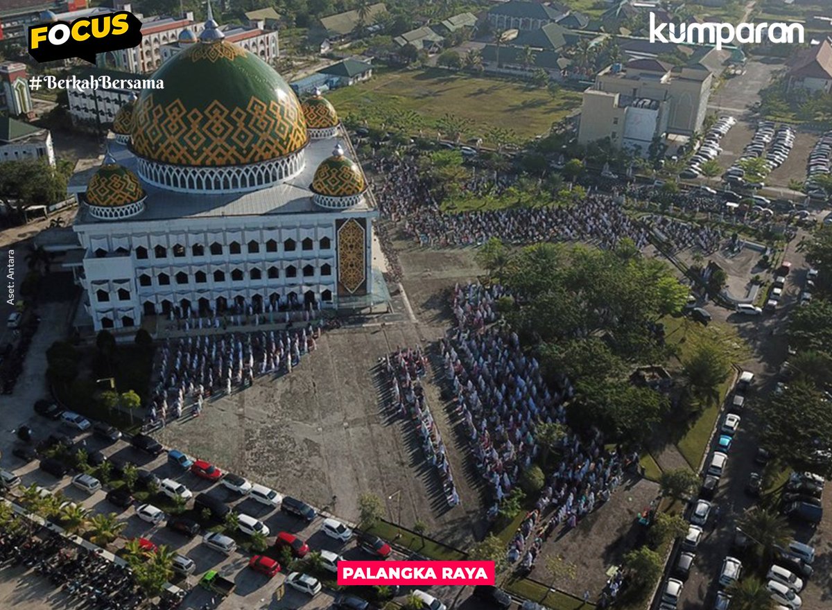 kumparan's tweet photo. Para jemaah nampak khusyuk mengikuti rangkaian Salat Id. #focus #lebaran #news #postr https://t.co/cZJ1Hw7UW1 https://t.co/vqGJ0PIROu