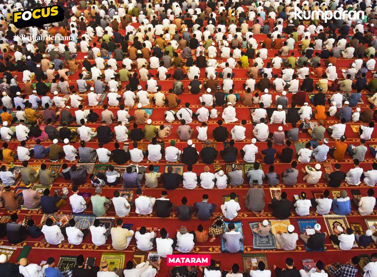 kumparan's tweet photo. Para jemaah nampak khusyuk mengikuti rangkaian Salat Id. #focus #lebaran #news #postr https://t.co/cZJ1Hw7UW1 https://t.co/vqGJ0PIROu