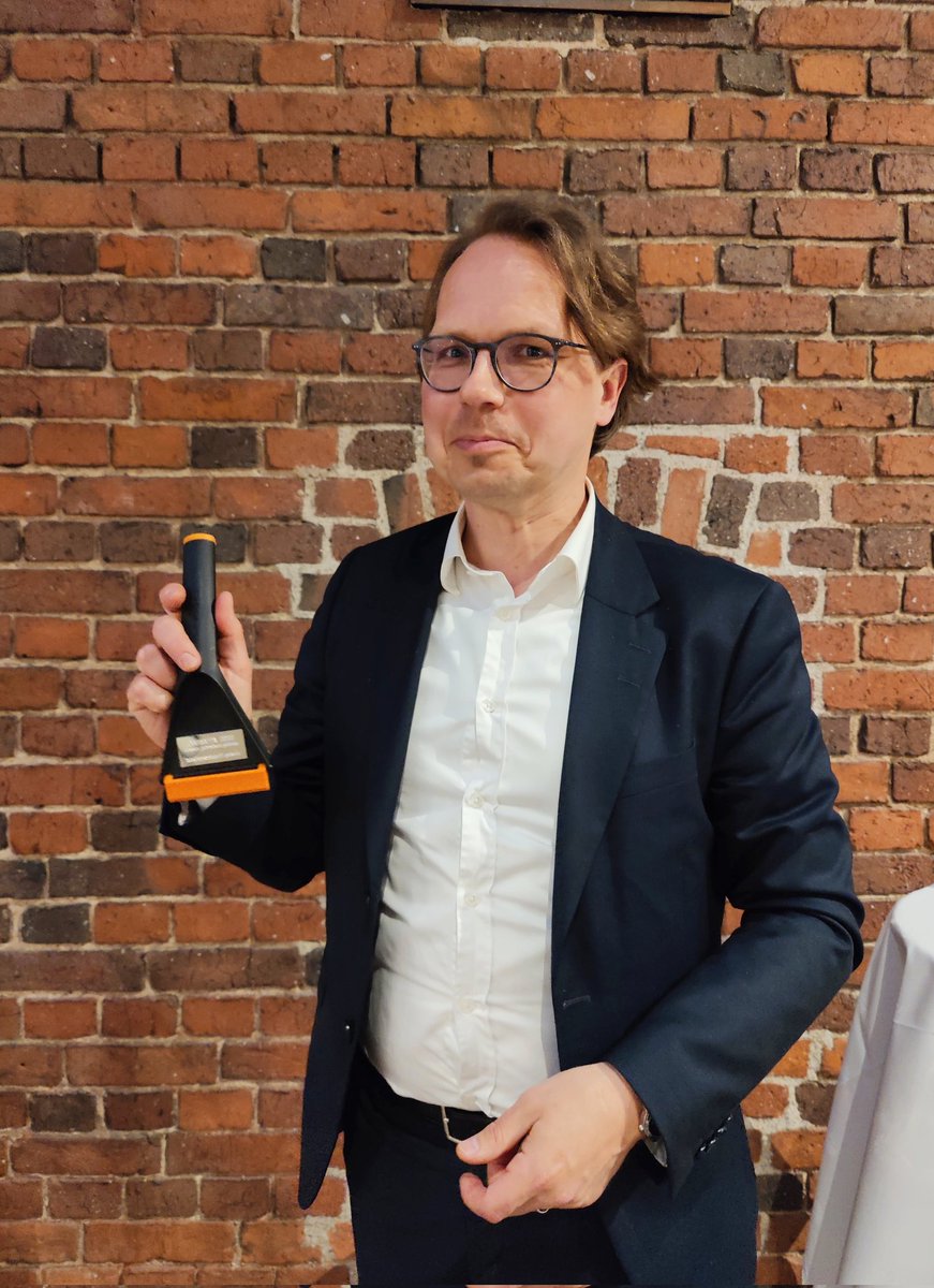 Tutkihankintoja.fi-palvelu ja <a href="/TMeltti/">Tero Meltti</a> palkittiin yhteiskunnan avoimuuden edistämisestä Jääraappa-palkinnolla #Tutki2023-konferenssissa. 🎉
Palvelusta kansalaiset ja yritykset saavat tietoa valtion &amp; kuntien hankinnoista. ✅ #avoinhallinto #hankinta #kehitys
<a href="/VMUutiset/">Valtiovarainministeriö | Finansministeriet</a> <a href="/TutkivaFi/">Tutkiva.fi</a>