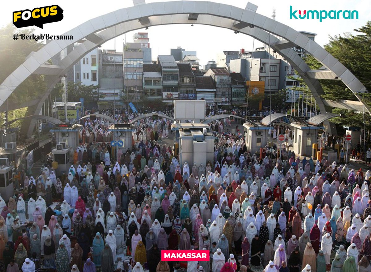 kumparan's tweet photo. Masyarakat bersama keluarga dan kerabat berbondong-bondong memenuhi masjid dan lapangan untuk melaksanakan Salat Id. #focus #lebaran #news #postr https://t.co/cZJ1Hw7UW1 https://t.co/kKBekMN2dV