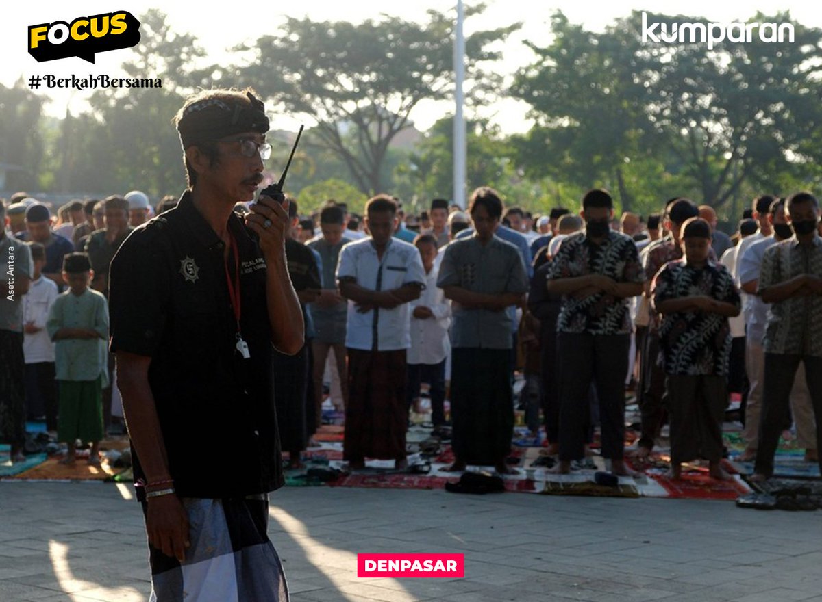 kumparan's tweet photo. Masyarakat bersama keluarga dan kerabat berbondong-bondong memenuhi masjid dan lapangan untuk melaksanakan Salat Id. #focus #lebaran #news #postr https://t.co/cZJ1Hw7UW1 https://t.co/kKBekMN2dV