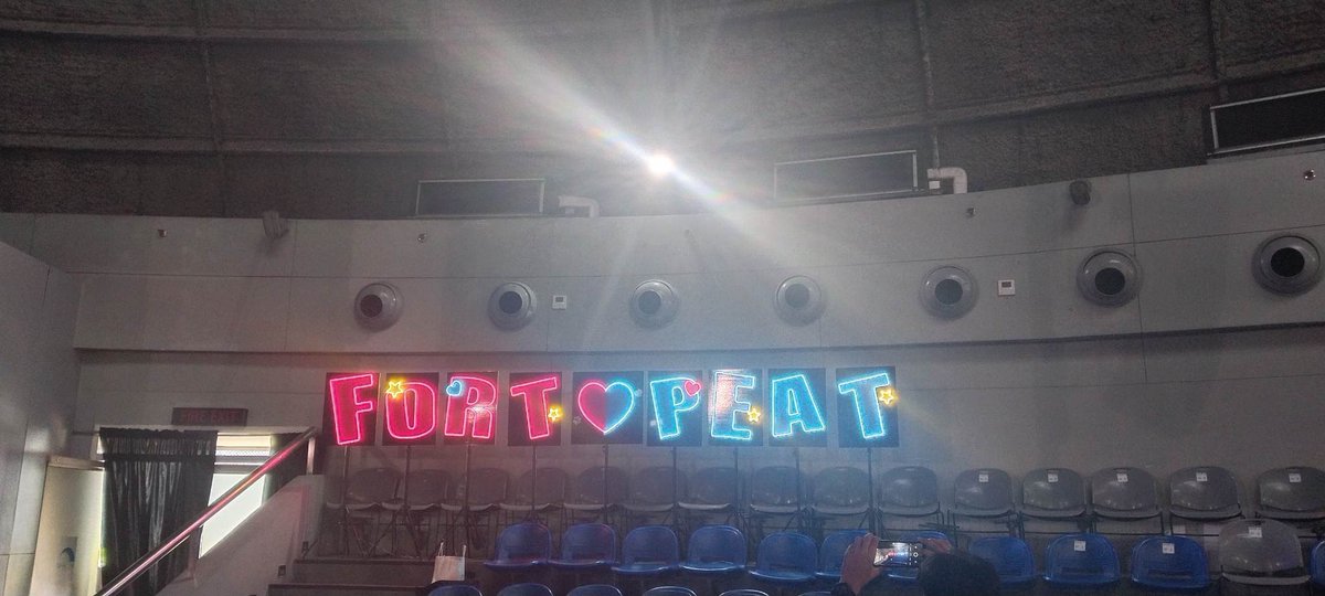 FortPeatPHFC's tweet photo. In collaboration with @FortPeat_CNFC! 

Fanclub frenzy in LED mode! With pride, cheering for our precious boys.

LED STAND BANNER FOR #FortPeat is UP ON THE SM SKY DOME for the Love in the Air Fanmeeting in Manila! 

#SSOFLOVEINTHEAIRMNL2023 https://t.co/4qB8uBtNS3