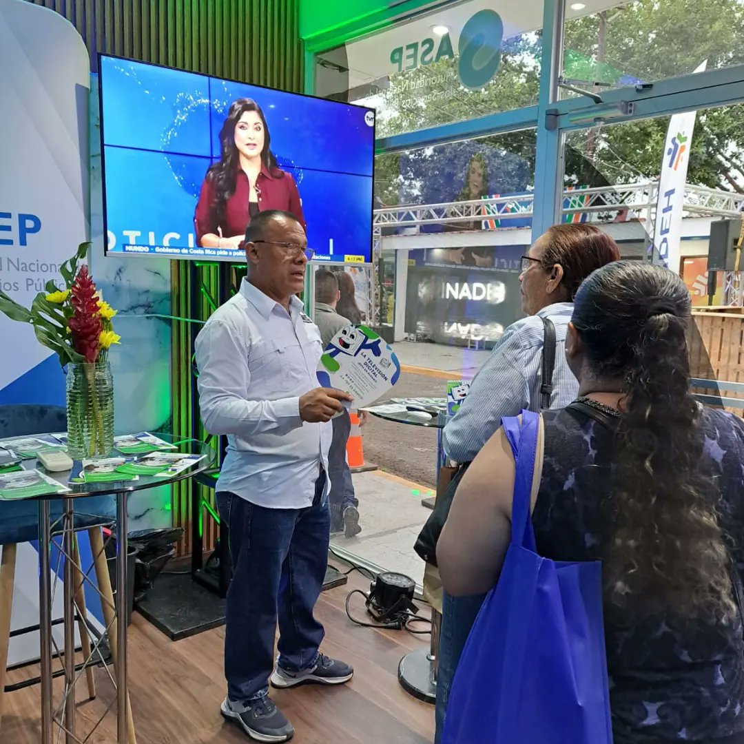 AsepPanama's tweet photo. En nuestro segundo día en la #FeriaDeAzuero2023 técnicos de la #AsepTelecomunicaciones y de la #AsepHerrera explican al público que nos visita los beneficios de nuestros proyectos insignes como la Televisión Digital Terrestre y el trámite de reclamo virtual https://t.co/LrY6il9YTs