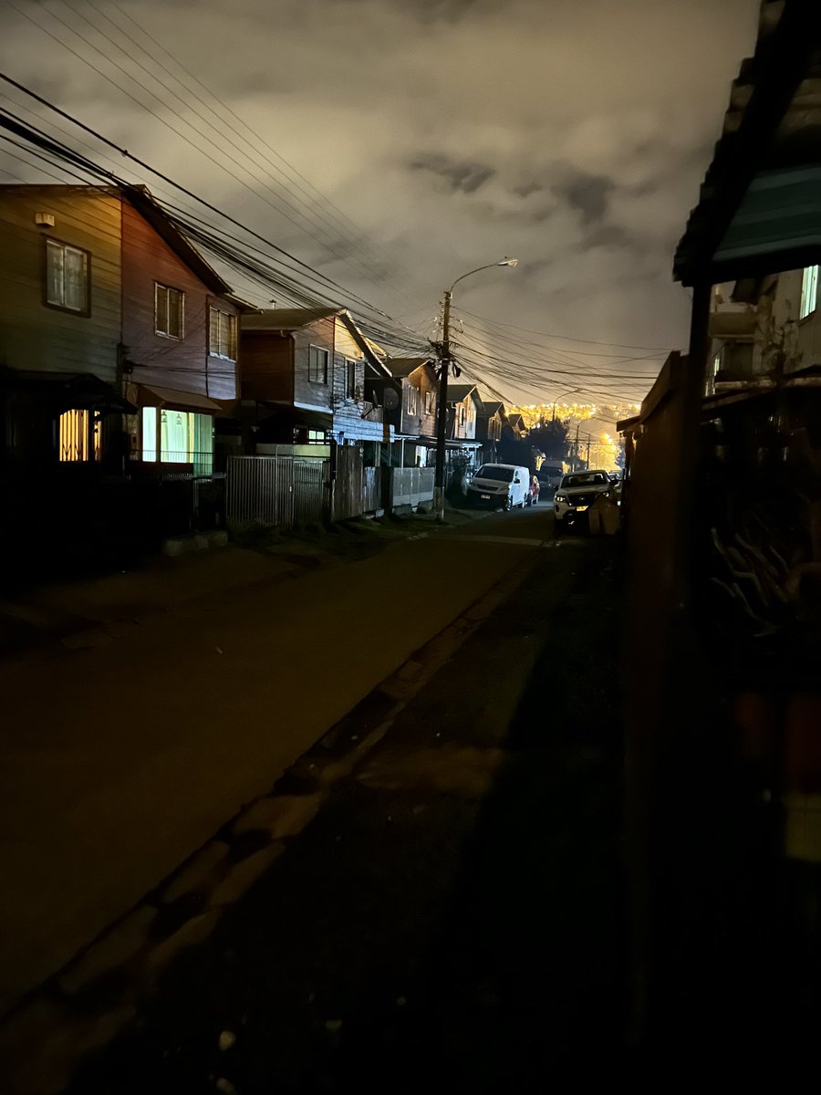 edwardpretz's tweet photo. Calle Los Trigales sin luz, la cuadra completamente a oscuras, @saesa indica que alumbrado publico es de responsabilidad de la @muni_osorno, …. @Geosorno01 https://t.co/DhNKkeJRu9