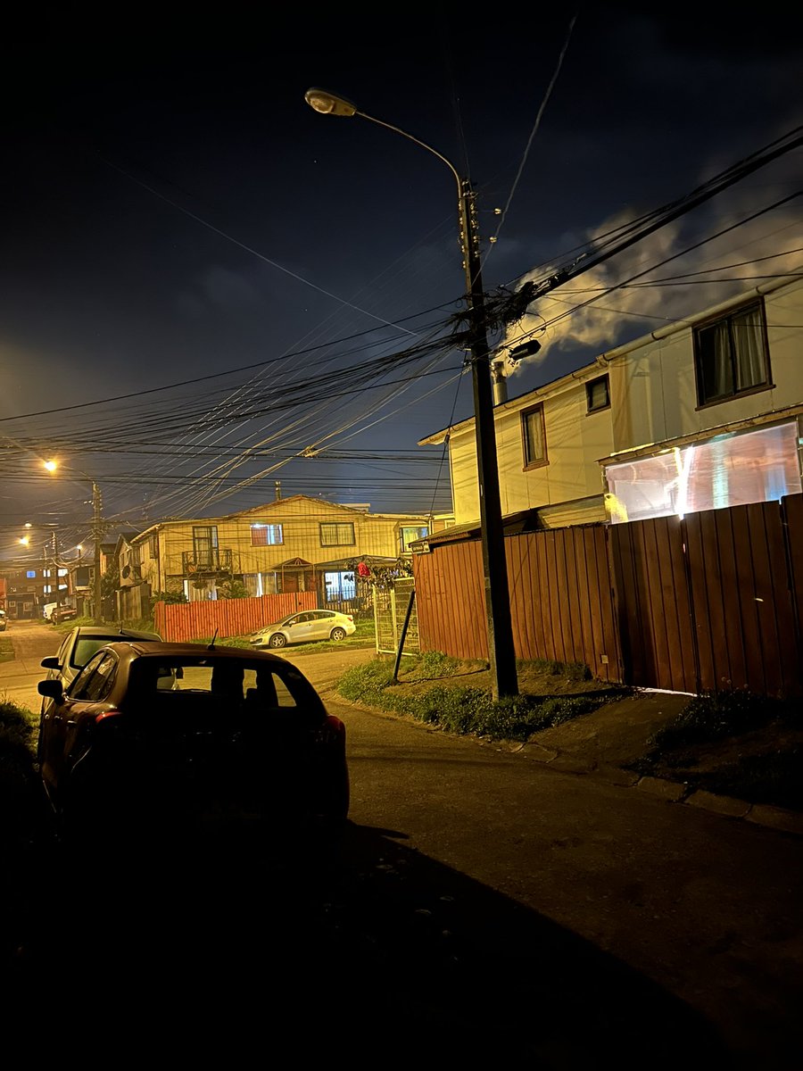 edwardpretz's tweet photo. Calle Los Trigales sin luz, la cuadra completamente a oscuras, @saesa indica que alumbrado publico es de responsabilidad de la @muni_osorno, …. @Geosorno01 https://t.co/DhNKkeJRu9