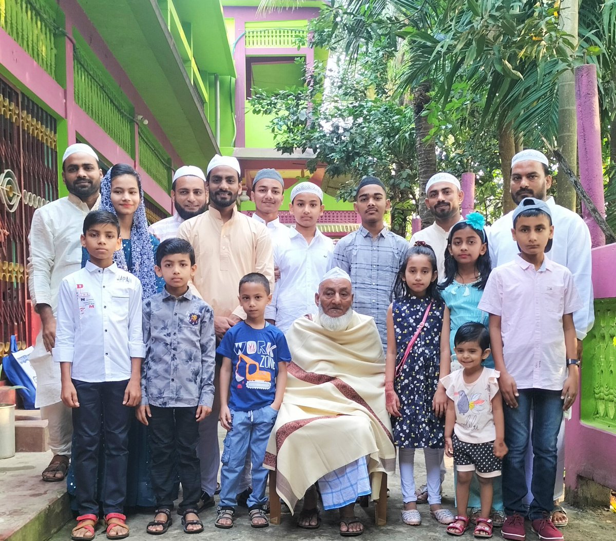 Manarul1985's tweet photo. *Assalamualaikum Idd Mubarak*
Eid special pic with my family members
I wish you All a happy Eid Mubarak 🎉 with your and 🎂 friends. May Allah rewards us for all our good deeds and forgive all our sins inshallah https://t.co/xXPEaAJMF7
