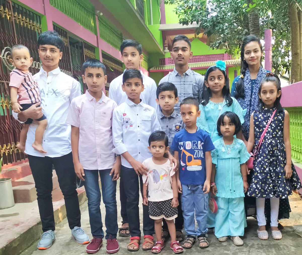 Manarul1985's tweet photo. *Assalamualaikum Idd Mubarak*
Eid special pic with my family members
I wish you All a happy Eid Mubarak 🎉 with your and 🎂 friends. May Allah rewards us for all our good deeds and forgive all our sins inshallah https://t.co/xXPEaAJMF7