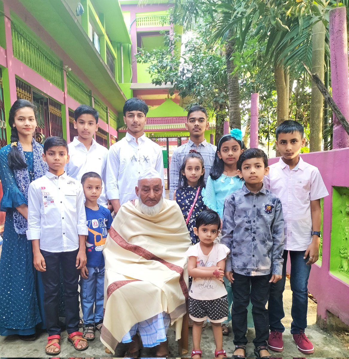 Manarul1985's tweet photo. *Assalamualaikum Idd Mubarak*
Eid special pic with my family members
I wish you All a happy Eid Mubarak 🎉 with your and 🎂 friends. May Allah rewards us for all our good deeds and forgive all our sins inshallah https://t.co/xXPEaAJMF7