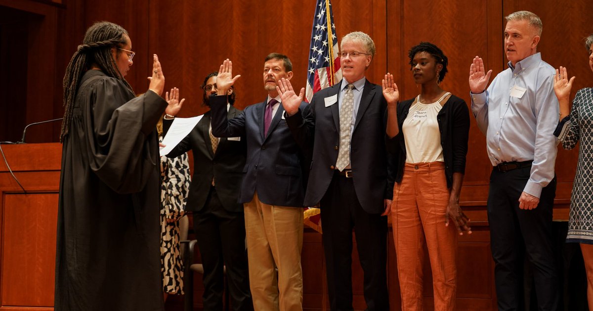 Last night, 17 new CASA volunteers were sworn in!!🤩🎉✨ Congratulations to all of our new volunteers!💙