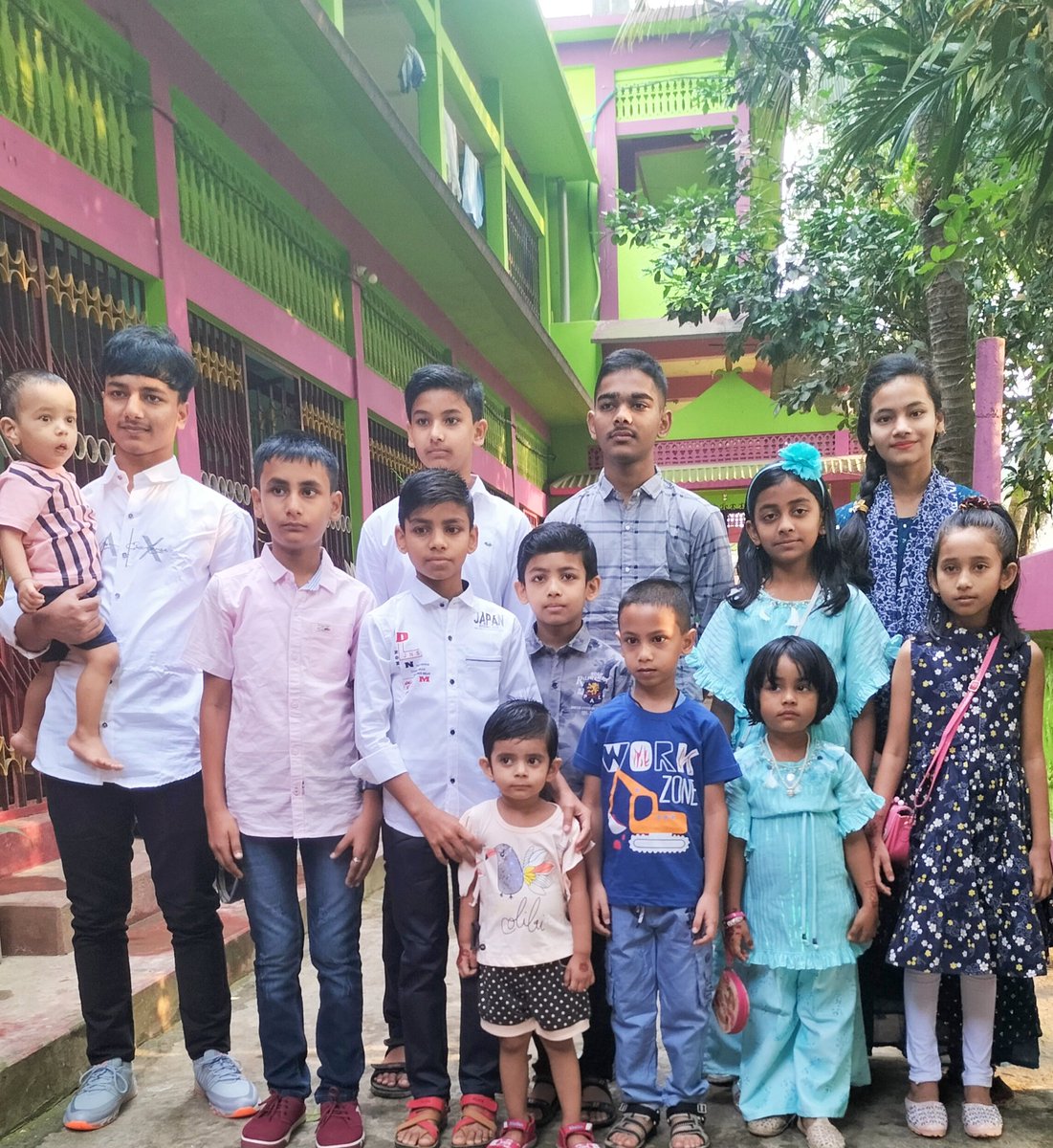 Manarul1985's tweet photo. *Assalamualaikum Idd Mubarak*
Eid special pic with my family members
I wish you All a happy Eid Mubarak 🎉 with your and 🎂 friends. May Allah rewards us for all our good deeds and forgive all our sins inshallah https://t.co/xXPEaAJMF7