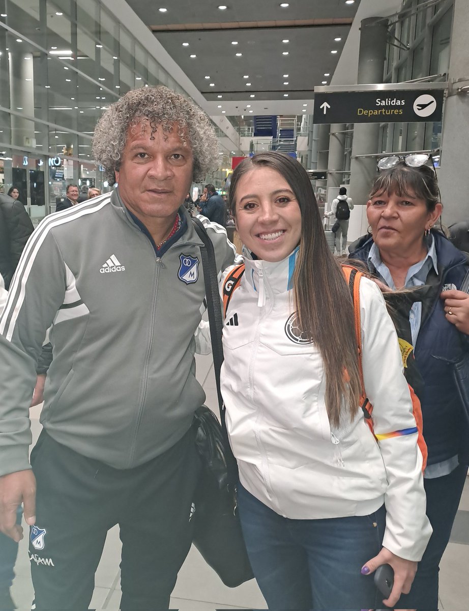 nathalia_priet7's tweet photo. El Mister dándome indicaciones previo a los partidos de la Copa @ODSColombia que jugaré en Medellin con #Transformandonos. https://t.co/BpWlPkxUey