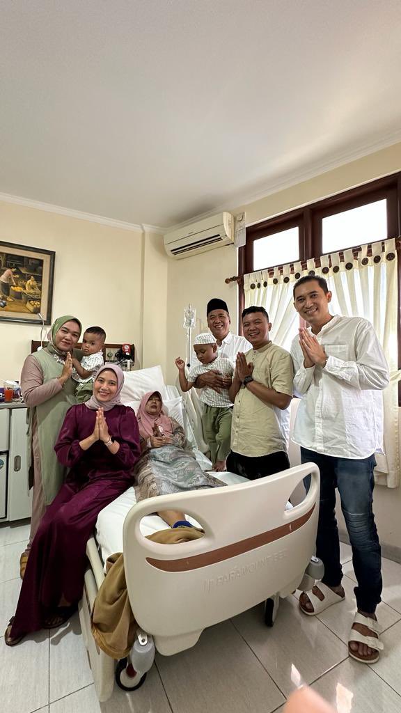 hawasurya's tweet photo. Lebaran kali ini dengan situasi yg berbeda, mama harus opname pas kemarin menjelang lebaran.
Semoga mama sehat selalu &amp; bisa terus berkumpul sama kita, semoga kita semua kuat menghadapi cobaan yg diberikan oleh Allah. https://t.co/XbvGjIDN2l