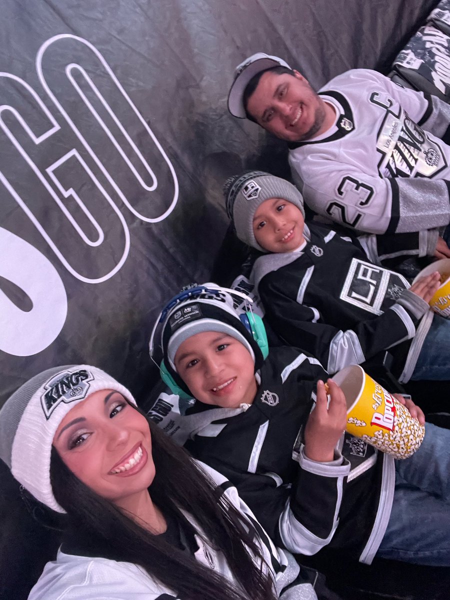 MrsHatsFitted's tweet photo. #GoKingsGo #PlayOffGame3 #PlayoffHockey #HatleyFamily #LAKings https://t.co/jUjzjYncK6