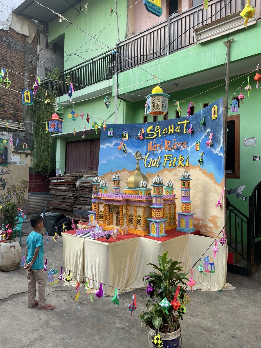 Hallo Welt, heute ist Idul Fitri! In Indonesien sitzen gerade 200 Millionen Menschen vor den Moscheen, bitten Ihre Nachbarn um Vergebung für Kränkungen und feiern mit ihren Familien. Nur mal so … weil’s SpiegelZeitFaz etc. keine Zeile wert ist. - Wie wär’s mit nem Feiertag?