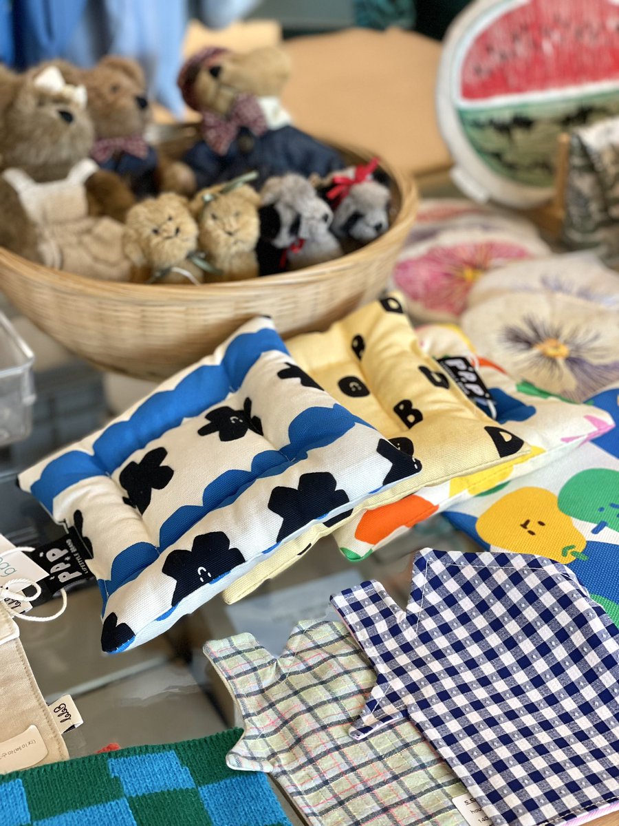 onemorebag's tweet photo. 서촌 원모어백 주말 오후 12시부터 7시까지 운영합니다. 화요일까지만 열리는 케이크 단독 팝업스토어에서 5월을 위한 컬러를 완성해보세요👛

• 온라인: https://t.co/ZTDRrFDPxy
• 오프라인: 서울시 종로구 필운대로 6-1, 2층 https://t.co/HCtQBXltm8