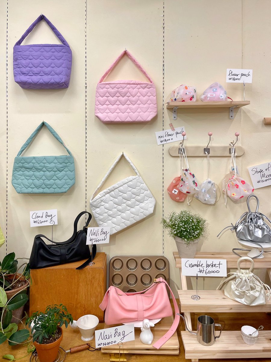 onemorebag's tweet photo. 서촌 원모어백 주말 오후 12시부터 7시까지 운영합니다. 화요일까지만 열리는 케이크 단독 팝업스토어에서 5월을 위한 컬러를 완성해보세요👛

• 온라인: https://t.co/ZTDRrFDPxy
• 오프라인: 서울시 종로구 필운대로 6-1, 2층 https://t.co/HCtQBXltm8