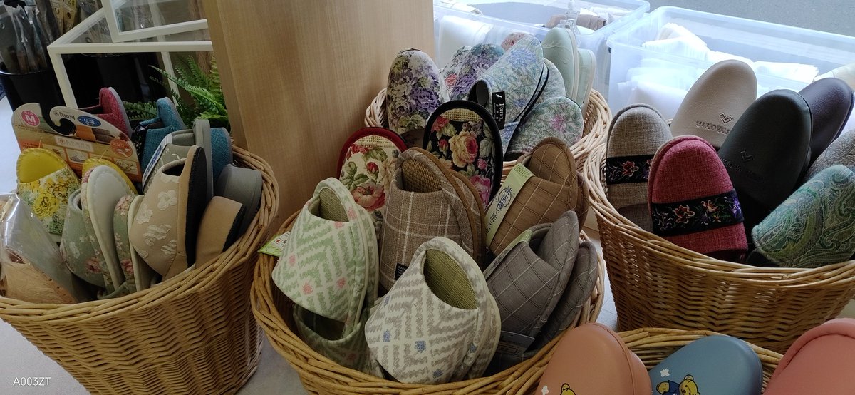 interiorwins's tweet photo. 履きやすいとご好評のスリッパたくさん入荷しました🙌春夏にピッタリな素材や柄を取り揃えています！ご来店お待ちしております✨
#インテリア #インテリアウィンズ #ウィンズ #オーダーカーテン #カーテン専門店 #スリッパ #新入荷 #春夏アイテム #南大野 #本八幡 https://t.co/nETTz9G4RC