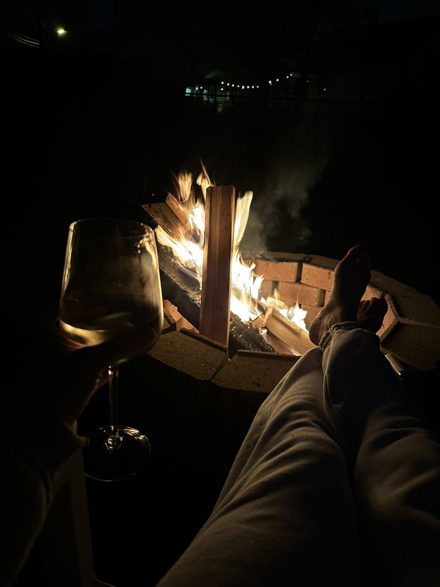 StayClassyJLW's tweet photo. If tracking planes and drinking wine by a fire is wrong, I don’t want to be right. @flightradar24 https://t.co/3dL4iOgFhz