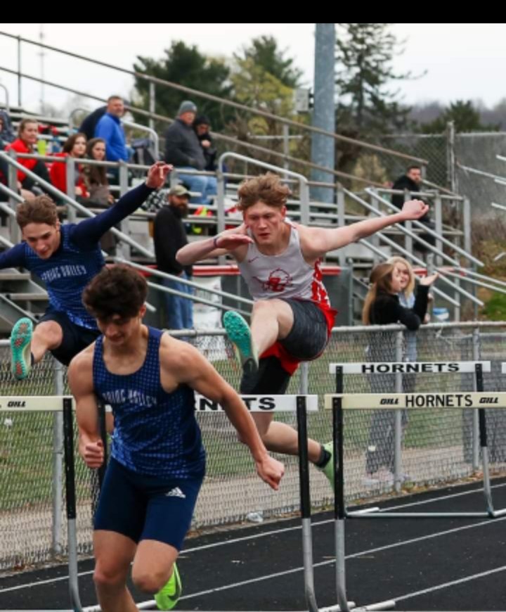 DaltonFerguso19's tweet photo. Broke 2 school records today with a 15.7 in 110mh and a 41.9 in 300mh @WVUTechXCTF @CoachDee23 @CoachPVaughan @CoachAjStall @Throws_CoachG @_Coach_SBaldwin @coach_rob1 @CoachVee24 @jwmaierle @UCWV_XCTF @AthleticSpring @Jayb222 @FERG5996 https://t.co/RlHNBYwwDI