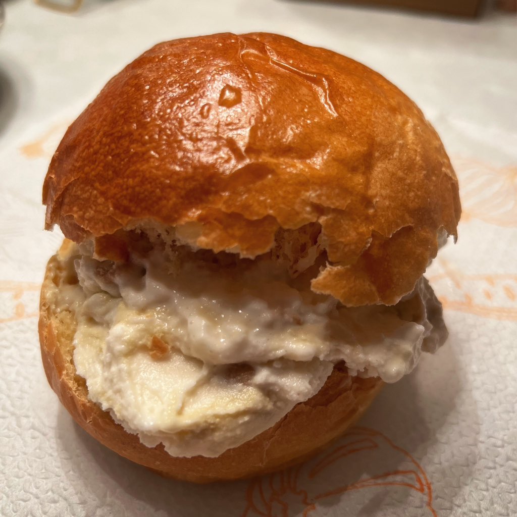 tonyatthetable's tweet photo. Four Seasons gelato on a brioche https://t.co/gkvIBZHuu3
