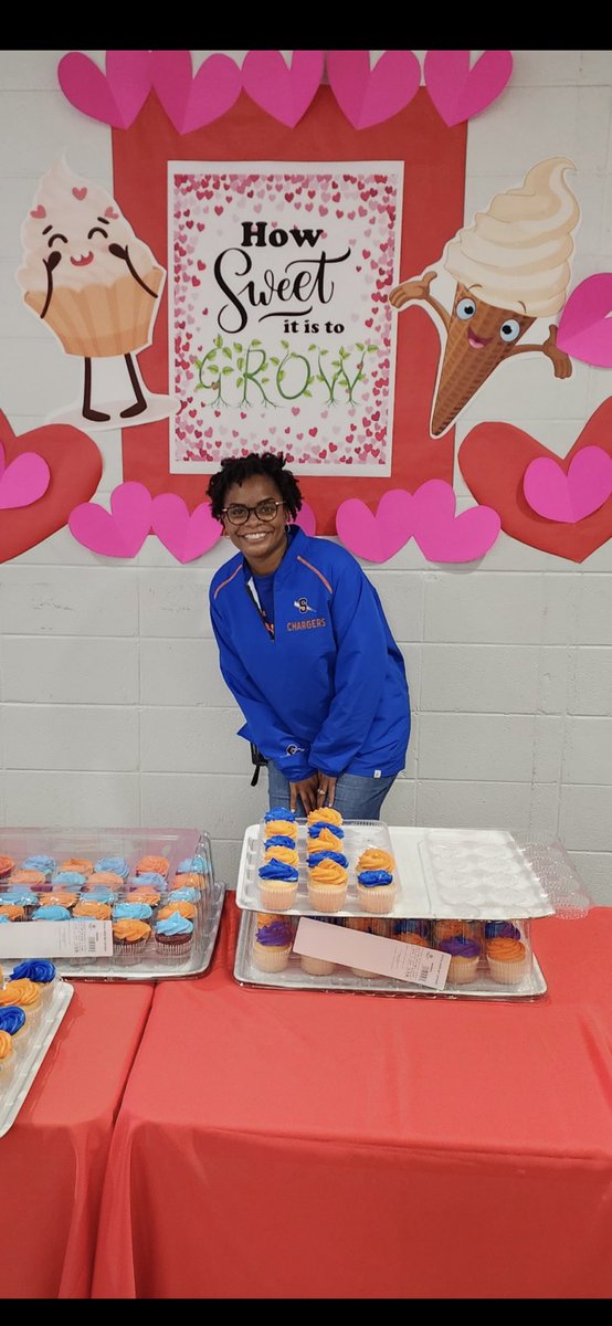 ErmaLowery10's tweet photo. @SouthavenMiddle 
SMS asked &amp; SHE delivered!

US: Mrs. Bradley, we need 840 cupcakes for our GROWTH PARTY!!!
OUR Principal: Ok, I’ll be back!

Today was a bit exhausting, but it was worth it for the Scholars of SMS! 
It’s SHOWTIME on Monday!

#ChargeTowardExcellence
#girlpower https://t.co/6uAdd0Kw3x