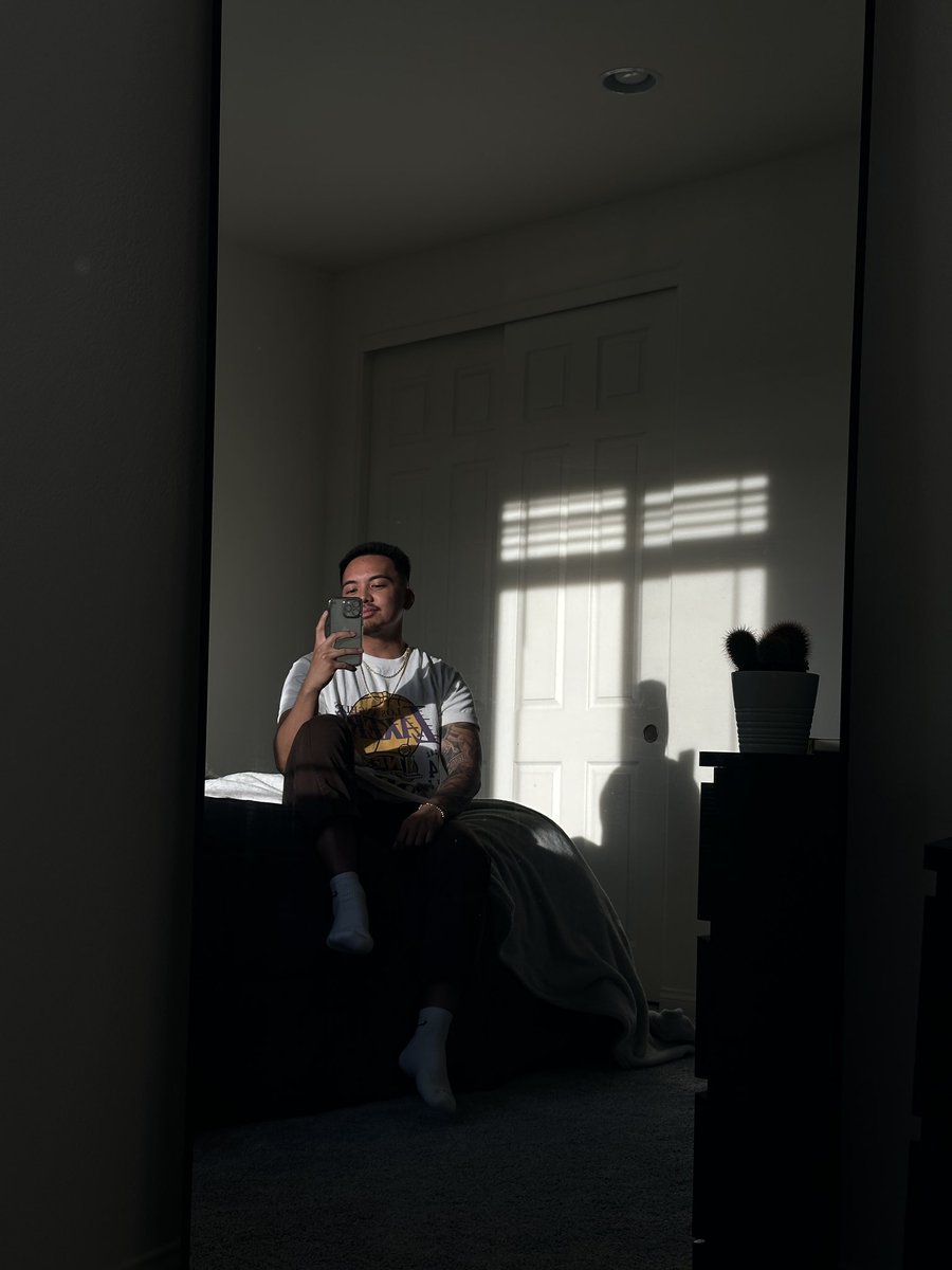 xvnbrandon's tweet photo. Hey Alexa, Play Pink + White by Frank https://t.co/8EKS255k5p