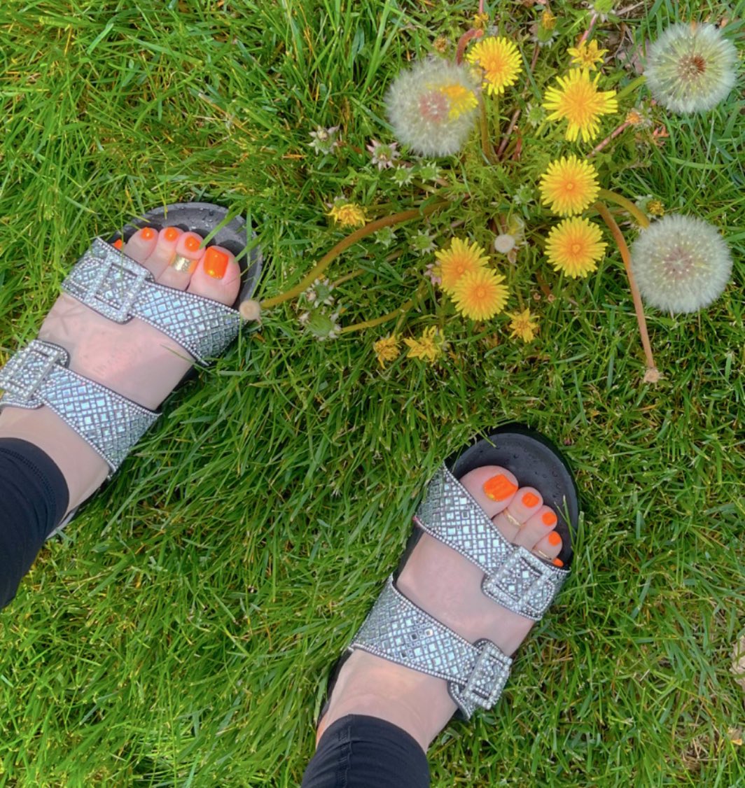ServingAmanda's tweet photo. Trick or Treat?
SMELL MY FEET 👣 😈

Findom femdom paypig goddess sweaty smelly dirty feet foot sock socks sole worship fetish homewrecking poppers relapse forced bi intox golden shower blackmail humiliation kink.  #Findom #findomgoddess #femdom #paypig #Humiliationkink #sweatysocks #sweatyfeet #feetcontent #feetlover #soleworship #goddessfeet