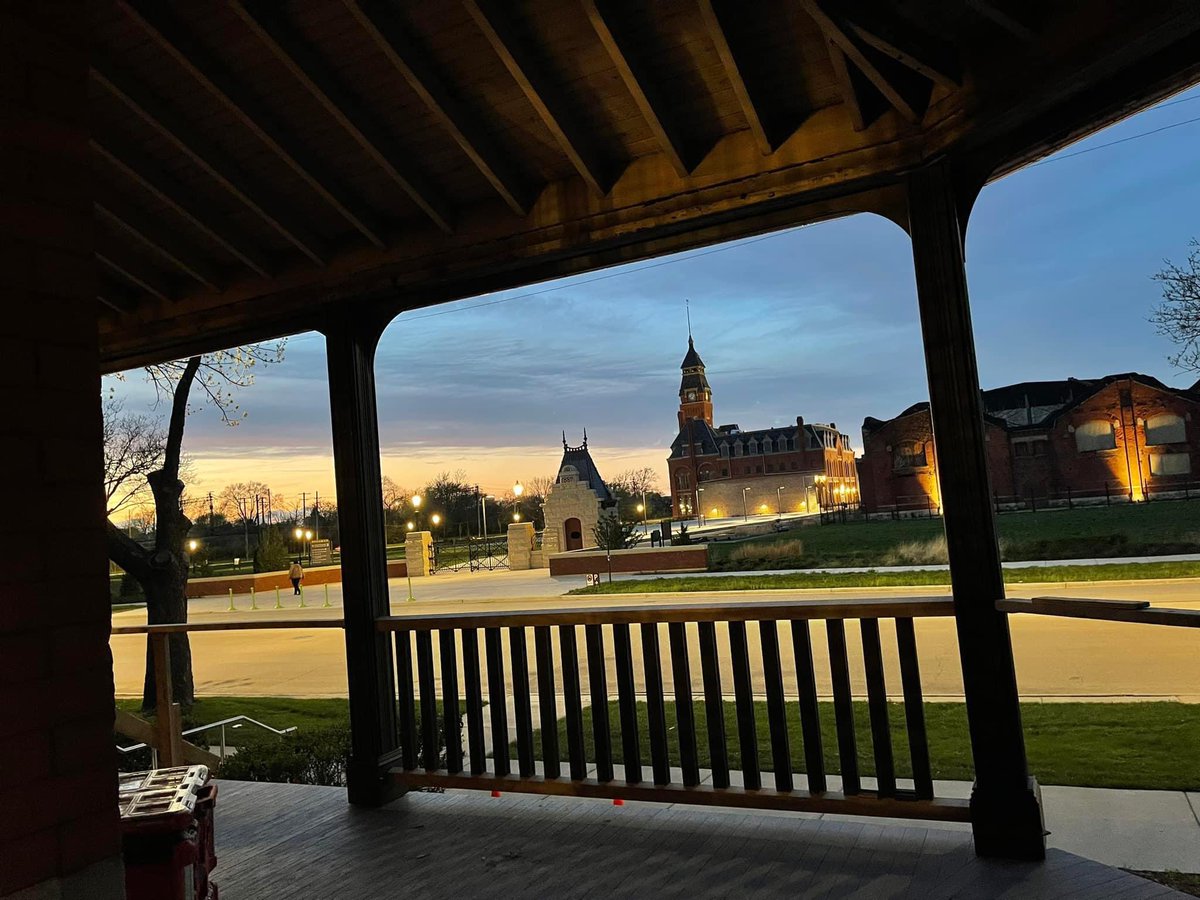 gage_teri's tweet photo. 🎶 Doo Doo Doo ... Looking Out Your Front Porch 🎶  Tonight's view from the #PullmanHouseProject Welcome Center in the heart of Chicago's only national park ~ Pullman National Historical Park.  @pullman402 will celebrate @NationalParkWeek with tours of historic Pullman homes. https://t.co/XJTSHCFsZL