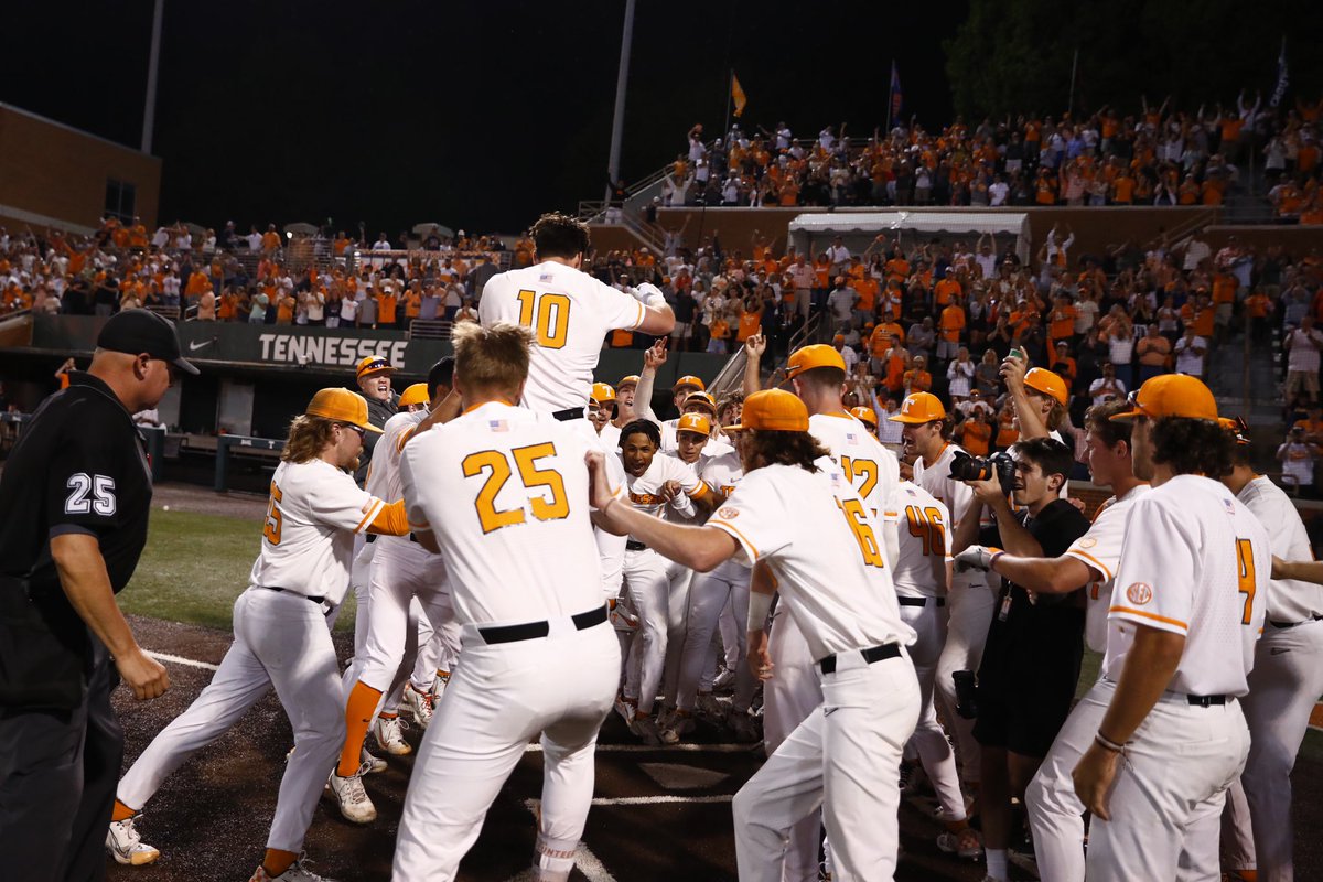Vol_Baseball's tweet photo. BRING THEM TO THEIR FEET https://t.co/4TGNebQtMt