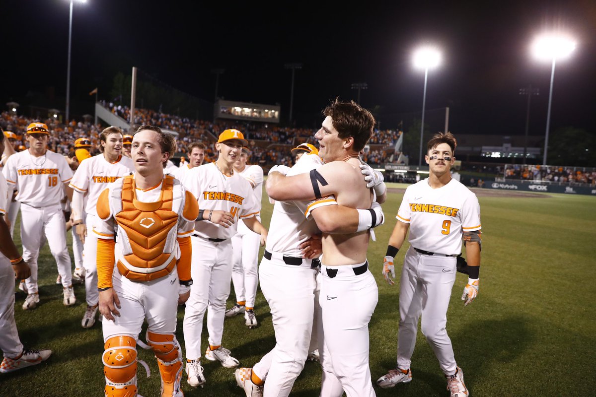 Vol_Baseball's tweet photo. BRING THEM TO THEIR FEET https://t.co/4TGNebQtMt