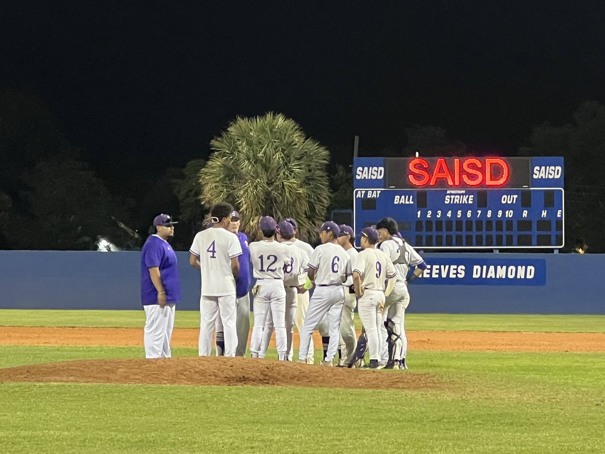 SAISDBrackHS's tweet photo. Varsity Eagle’s Baseball defeats VOKS 10-0 💜 @SAISD @SAISDAthletics @BrackAthletics @nq_davila https://t.co/cWLYD3ef7B