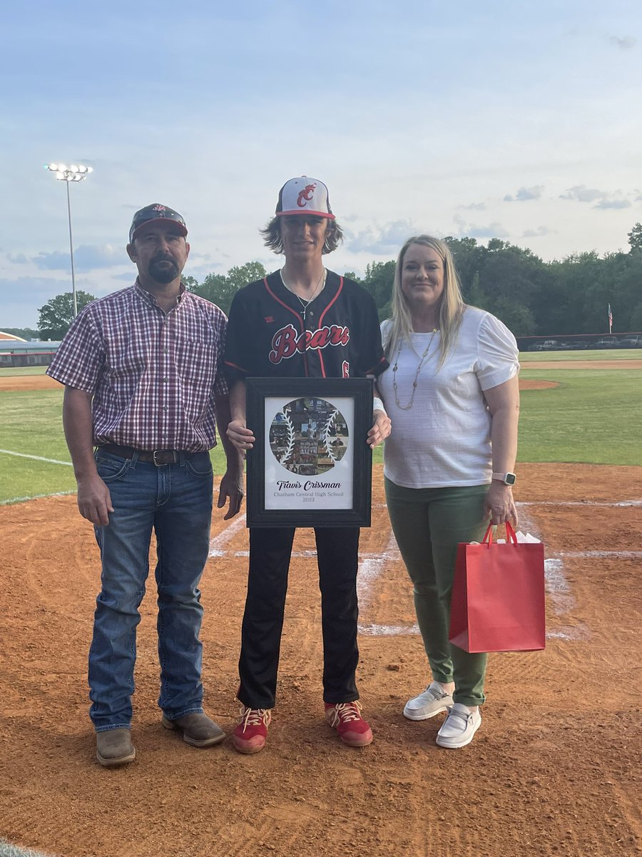 holtmm's tweet photo. We celebrated these 4 seniors tonight for softball and baseball! They have represented CCHS Athletics well & are amazing student athletes ๐ฅโค๏ธ๐ปโพ๏ธ๐ค #bearcountry #bearnation @ChathamCentral https://t.co/8zFkpdgJRz