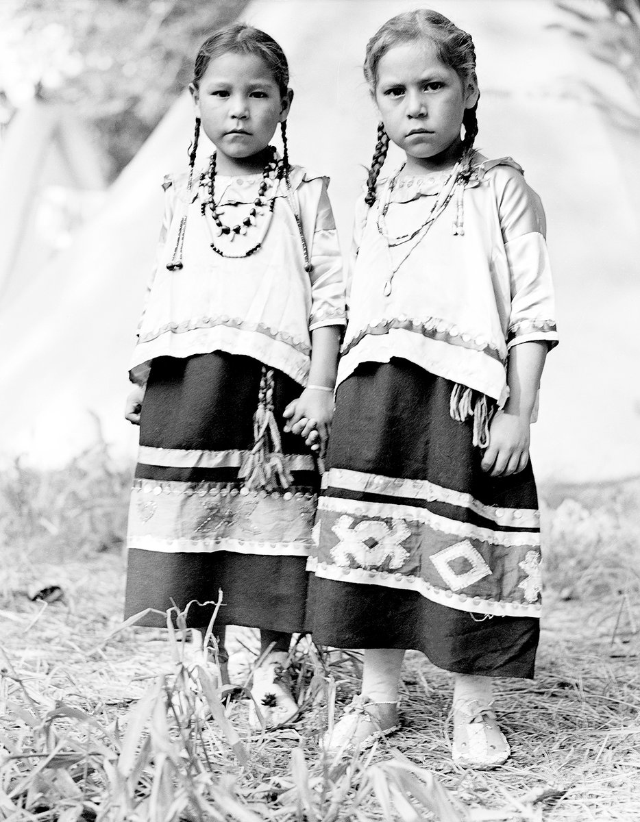 okhistory's tweet photo. Ernestine Blueback & Betty Jo Buffalo Head (both members of the Ponca Tribe) near White Eagle, Oklahoma, in 1947
Photo by Pierre Tartoue (20912.20.65, Tartoue Negative Collection, OHS) #Native #Indigenous #FirstAmericans #Ponca #PoncaTribe https://t.co/Iz0GZ7XvPH