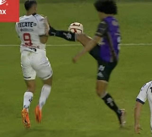 javierehdz's tweet photo. Pero bueno… cómo fue la falta a un jugador de @Rayados en este caso a @GermanBerte … no hay pedo ..!!!

El che #VAR y la #Corrupta @LigaBBVAMX ni si quiera revisaron nada.. hasta de cambio tuvo que salir Germán ..!!!

Pero que no hubiera sido en contra de Rayados xq es expulsion a webo..!!!

Bien lo dijo @rogelio7funes "xq solo a Rayados?"