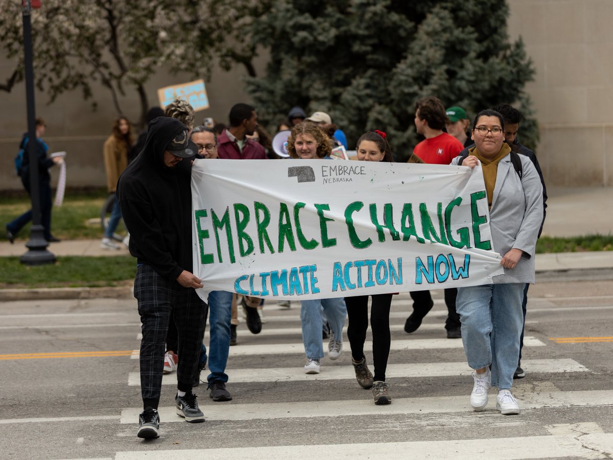 "It's not only the swomee swans, barbaloot bear and humming fish that are disappearing. It's the whooping crane, the salt creek tiger beetle, the pallid sturgeon, great cultural symbols of the state of Nebraska, vanishing."

valiantpost.com/embrace-nebras…