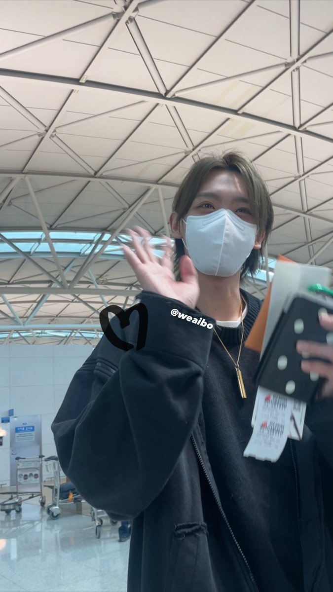 weaibo's tweet photo. 보보야 중국 잘 다녀와..🥺💚 https://t.co/HQEzAAbJdx