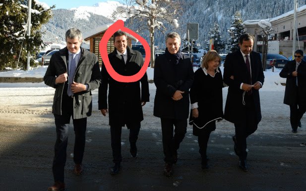ElCara333_'s tweet photo. Único político argentino que llegó a Ministro de economía sin que le interese la economía salvo la suya . De ir a Davos con Mauricio Macri a mendigar por el mundo  después de saquear el ANSES y llevar el dólar a $442 NO se vuelve . Renuncia Sergio Massa , hacelo por  los viejos https://t.co/5AbD7fylkc