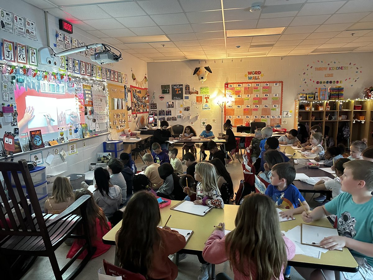 AJager86's tweet photo. What better way to kick start a Friday after testing all week than to partner up with an amazing 3rd grade class @primarydreamer to create sentences about our dinosaurs 🦕 🦖 To be able to see things through the eyes of 5 year olds 💕#wearercstn #wearecves #crestviewblessed https://t.co/AIHLEOyJJt
