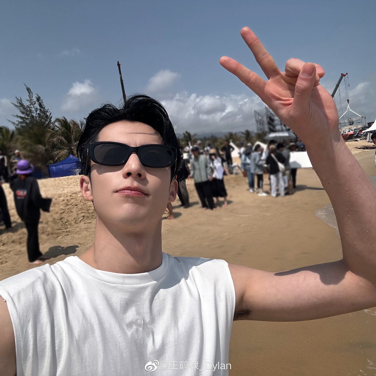 DylanWang_Py's tweet photo. WEIBO 📃 • 210423

Actualización pasada de Dylan en Weibo 

Traducción del post: Disfruta de la brisa del mar. Toma el sol ☀️🌊✌🏻

#dylanwang #王鹤棣 #wanghedi #왕허디 #왕학체 #dylanwangespañol #Didi 

-🐰 https://t.co/deRl0rVHwS